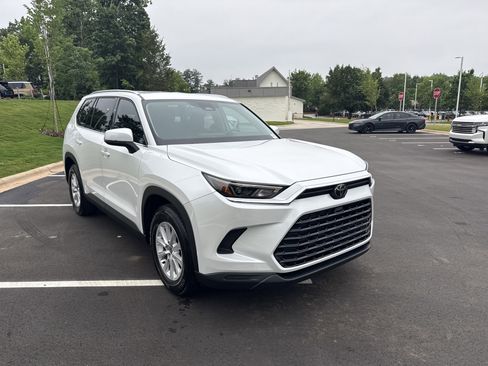 Used 2024 Toyota Grand Highlander FWD image 2