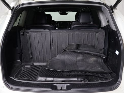 Used 2019 Toyota Highlander SE AWD/4WD image 19