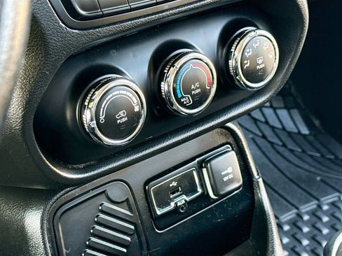 Used 2015 Jeep Renegade Latitude image 10