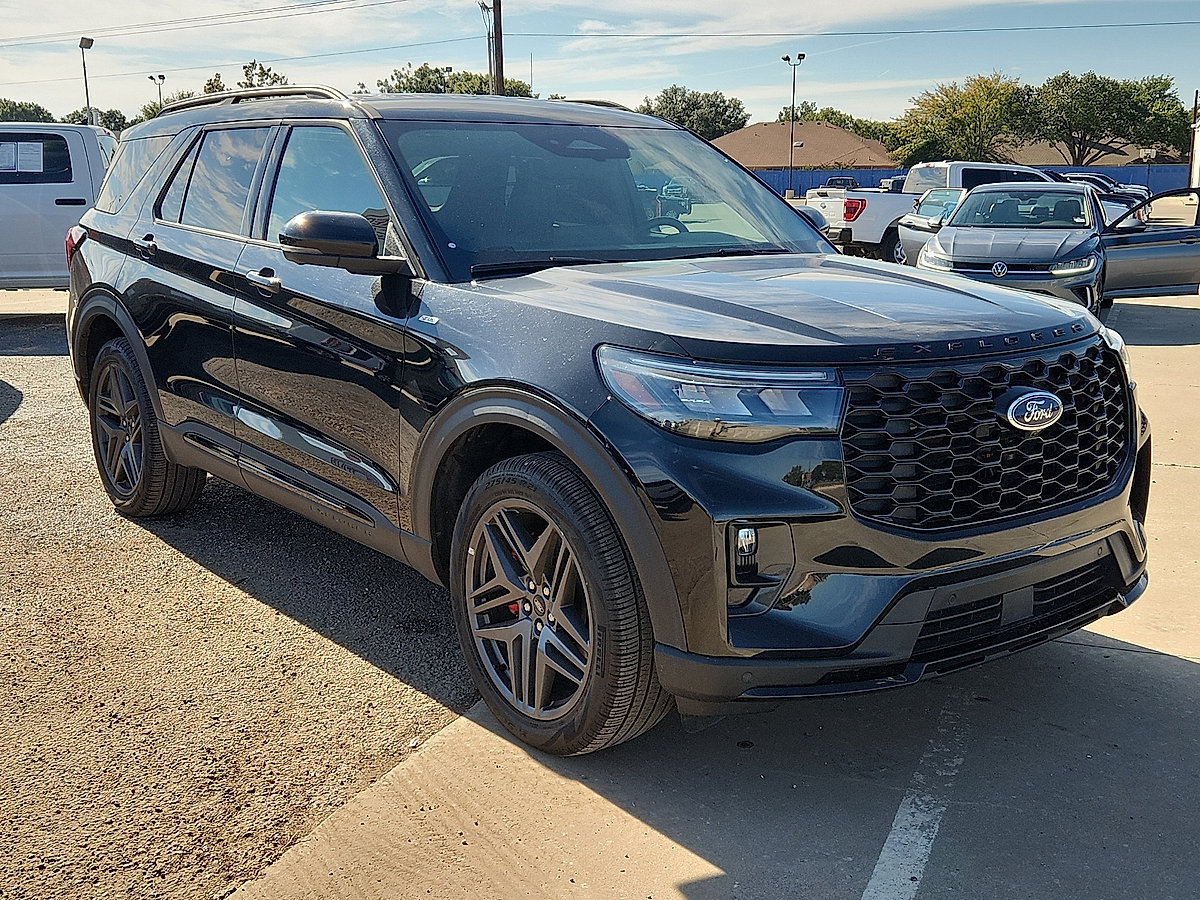 Used 2025 Ford Explorer ST-Line w/ ST-Line Street Pack AWD/4WD image 5
