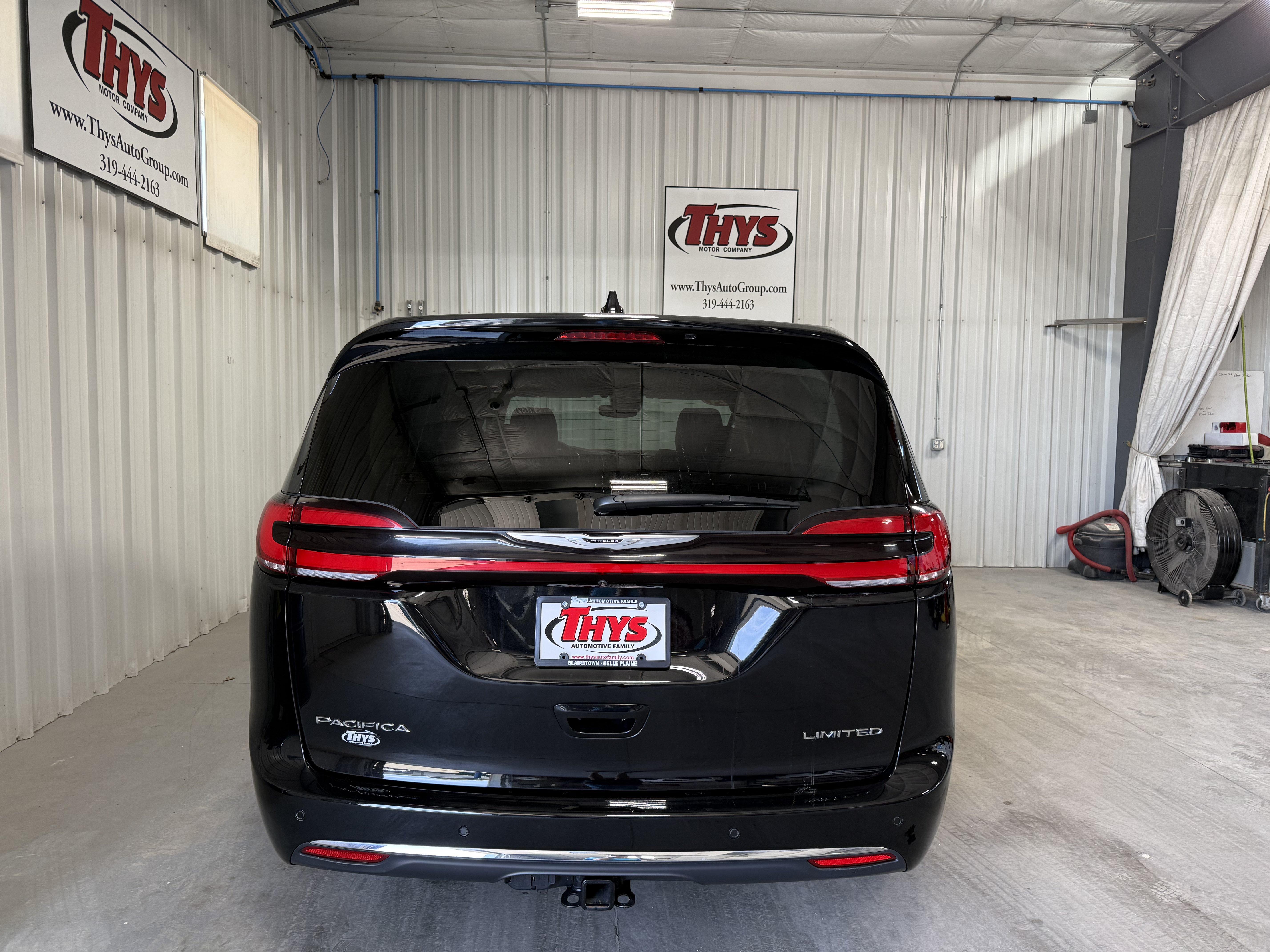Used 2024 Chrysler Pacifica Limited w/ Trailer Tow Group FWD image 4