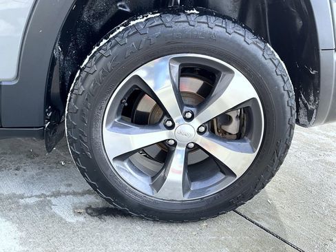 Used 2019 Jeep Cherokee Limited image 24