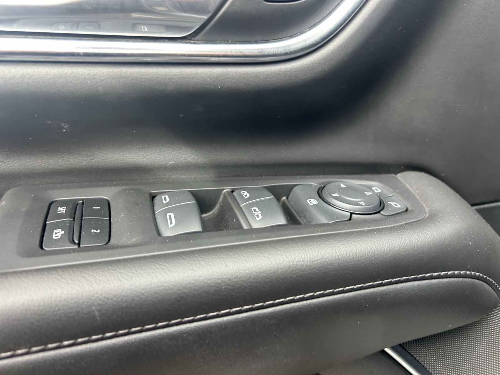Used 2024 Chevrolet Suburban LT RWD image 31