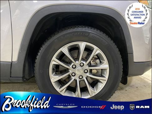 Used 2019 Jeep Cherokee Latitude Plus w/ Cold Weather Group AWD/4WD image 10