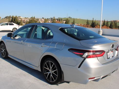 Used 2023 Toyota Camry SE image 5