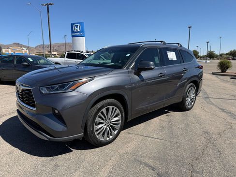 Used 2021 Toyota Highlander Platinum FWD image 1