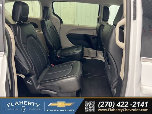 Used 2024 Chrysler Pacifica Touring-L FWD image 11