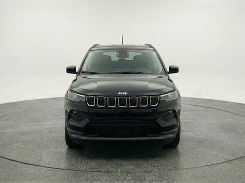 Used 2025 Jeep Compass Latitude AWD/4WD image 2