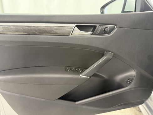 Used 2017 Volkswagen Passat 3.6 SEL Premium image 12