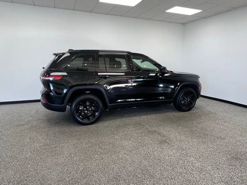 Used 2024 Jeep Grand Cherokee Altitude image 21