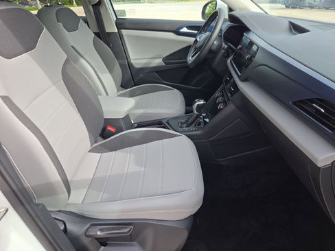 Used 2023 Volkswagen Taos SE w/ Panoramic Sunroof Package FWD image 32