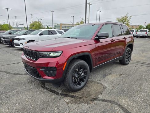 New 2025 Jeep Grand Cherokee Altitude image 8