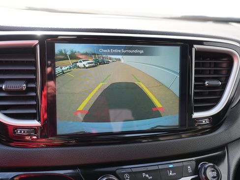 Used 2025 Chrysler Pacifica Select FWD image 31