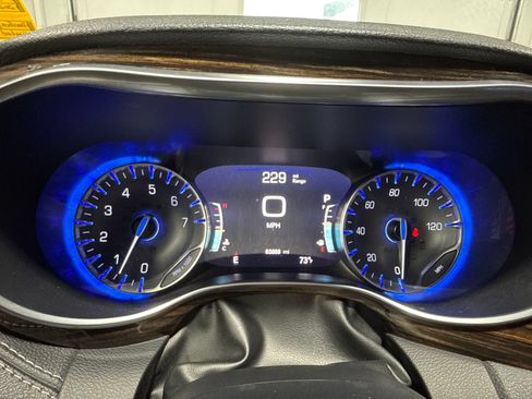 Used 2023 Chrysler Pacifica Limited FWD image 34