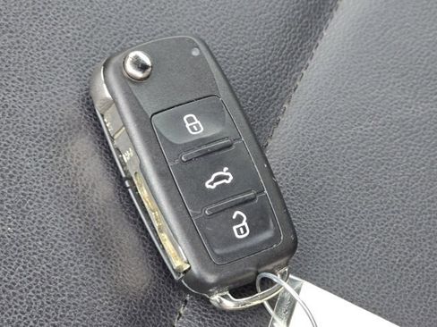 Used 2018 Volkswagen Beetle 2.0T S image 33