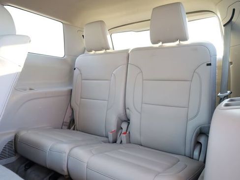 Used 2023 GMC Acadia SLT image 25