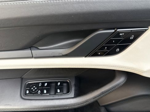 Used 2021 Porsche Taycan image 12