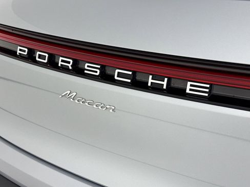 Certified 2025 Porsche Macan image 35