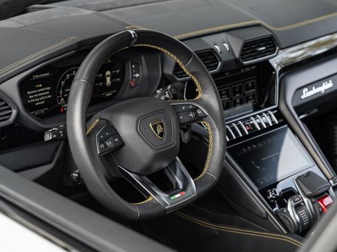 Used 2022 Lamborghini Urus AWD/4WD image 43