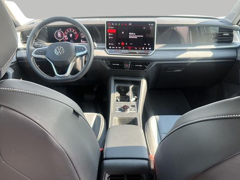 Used 2026 Volkswagen Tiguan SE AWD/4WD image 9