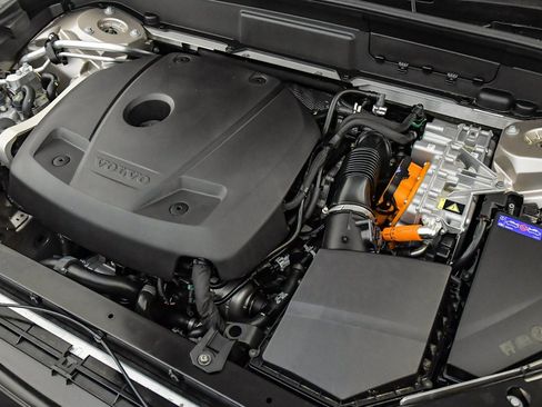 Certified 2025 Volvo XC60 T8 Core w/ Protection Package Premier image 27