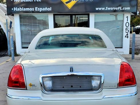 Used 2006 Lincoln Town Car Signature Limited image 12