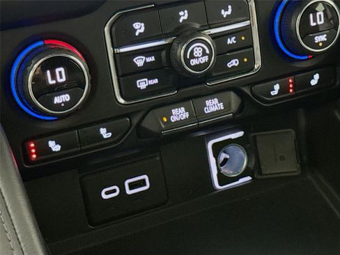 Used 2021 Chevrolet Tahoe Z71 w/ Luxury Package AWD/4WD image 11