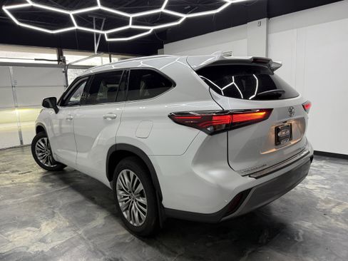 Used 2026 Toyota Highlander Platinum AWD/4WD image 3