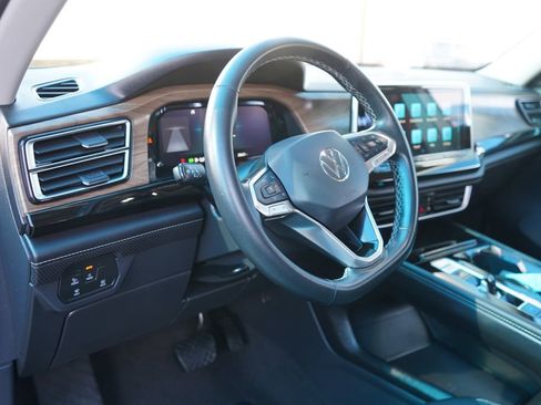 Used 2025 Volkswagen Atlas SE image 17