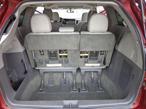 Used 2015 Toyota Sienna XLE w/ XLE Navigation Package FWD image 21