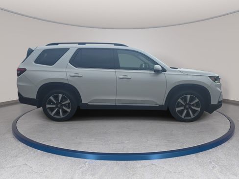Used 2025 Honda Pilot Elite image 4