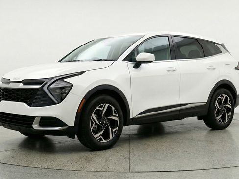 Used 2025 Kia Sportage LX image 3