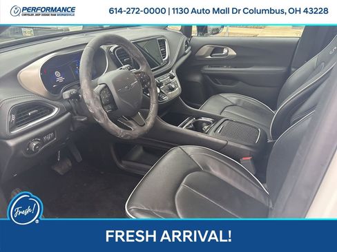 Used 2024 Chrysler Pacifica Premium image 12
