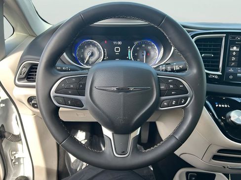 Used 2023 Chrysler Pacifica Touring-L FWD image 16