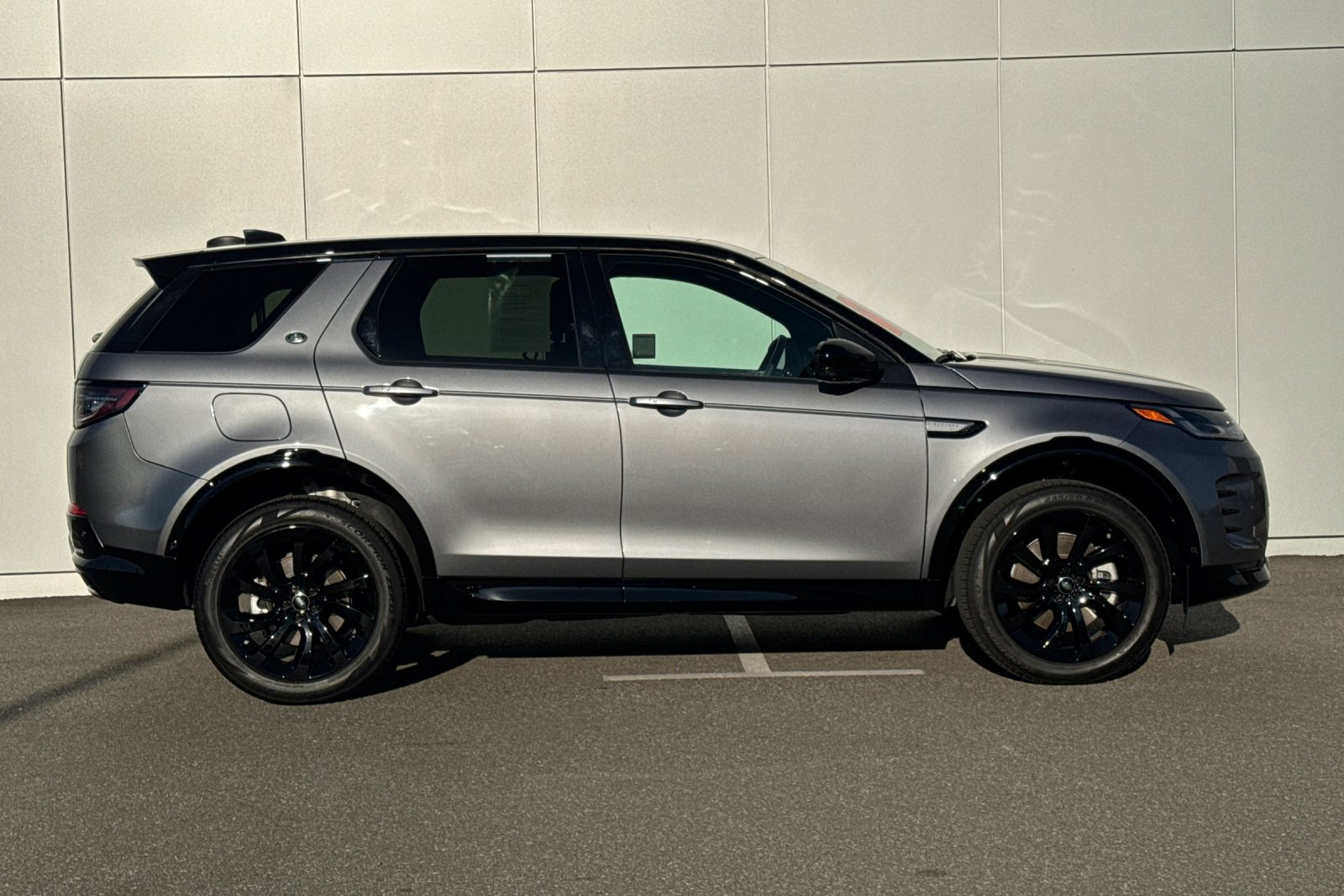 Used 2025 Land Rover Discovery Sport Dynamic SE AWD/4WD image 6