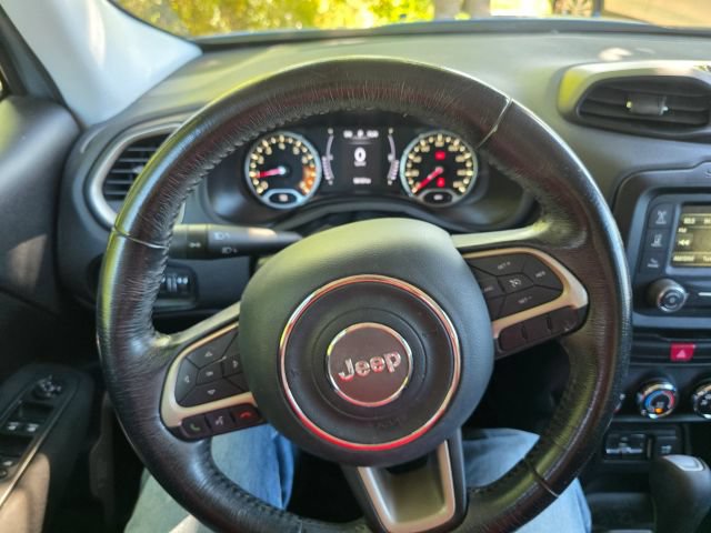 Used 2017 Jeep Renegade Latitude FWD image 15