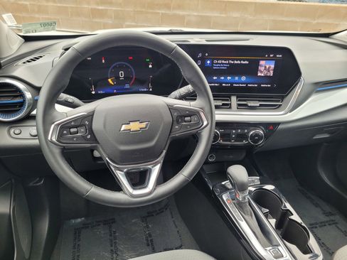 Used 2025 Chevrolet Trax LT w/ LT Convenience Package image 18