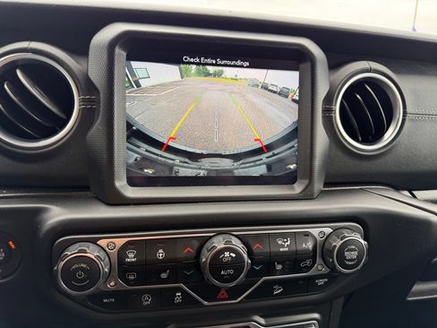 Used 2018 Jeep Wrangler Unlimited Sahara AWD/4WD image 39