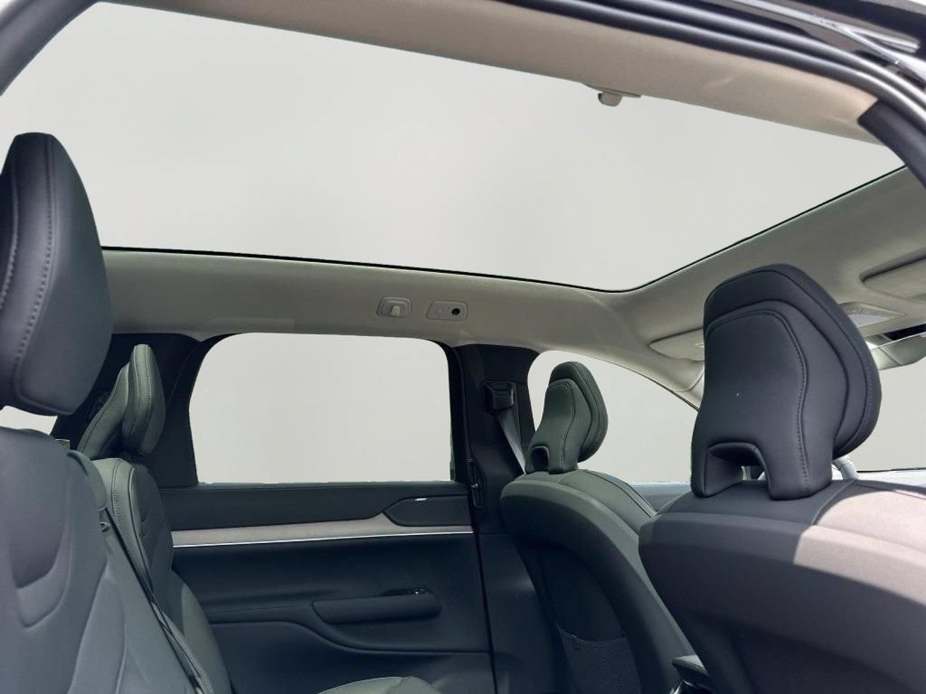 Certified 2025 Volvo EX90 Plus AWD/4WD image 13