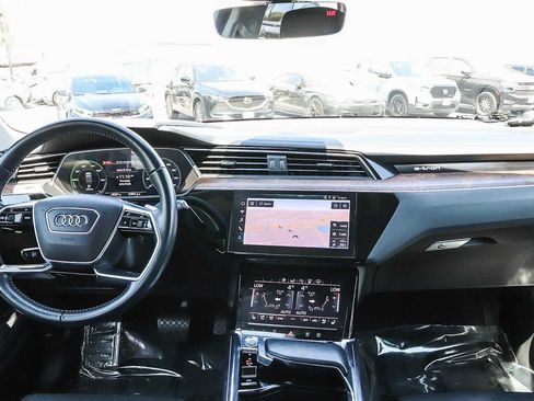 Used 2019 Audi e-tron Prestige w/ Prestige Package AWD/4WD image 18