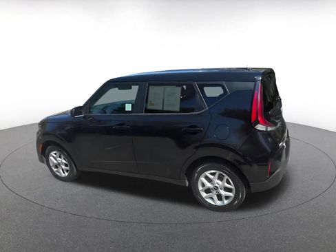 Used 2025 Kia Soul LX w/ LX Technology Package FWD image 8