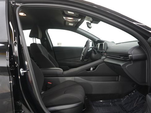 Certified 2025 Hyundai Elantra Sport image 11