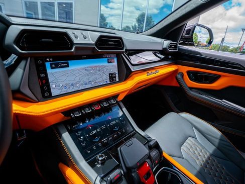 Used 2025 Lamborghini Urus SE AWD/4WD image 40