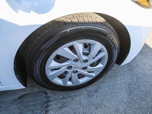 Used 2017 Hyundai Elantra SE image 13