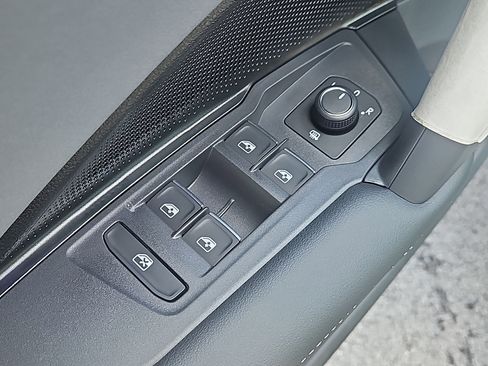 New 2026 Volkswagen Tiguan SE image 6