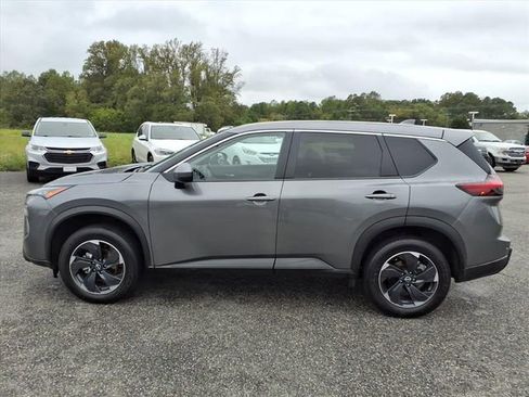 Used 2024 Nissan Rogue SV image 2