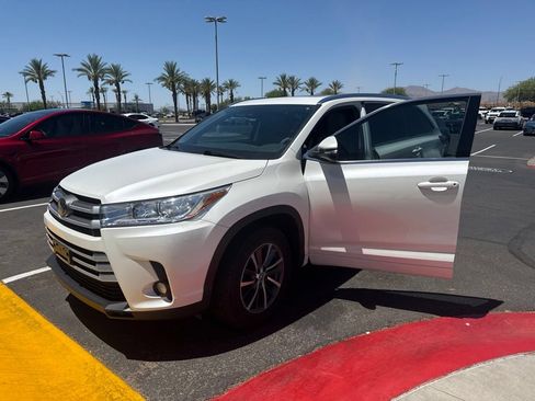 Used 2018 Toyota Highlander XLE w/ Carpet Mat Package (TMS) FWD image 4