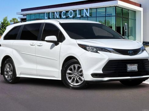 Used 2023 Toyota Sienna LE FWD image 2