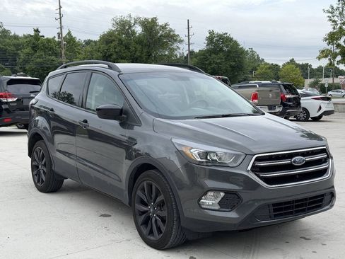 Used 2018 Ford Escape SE w/ SE Sport Appearance Package AWD/4WD image 3