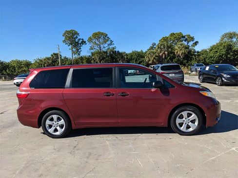 Used 2016 Toyota Sienna L image 10